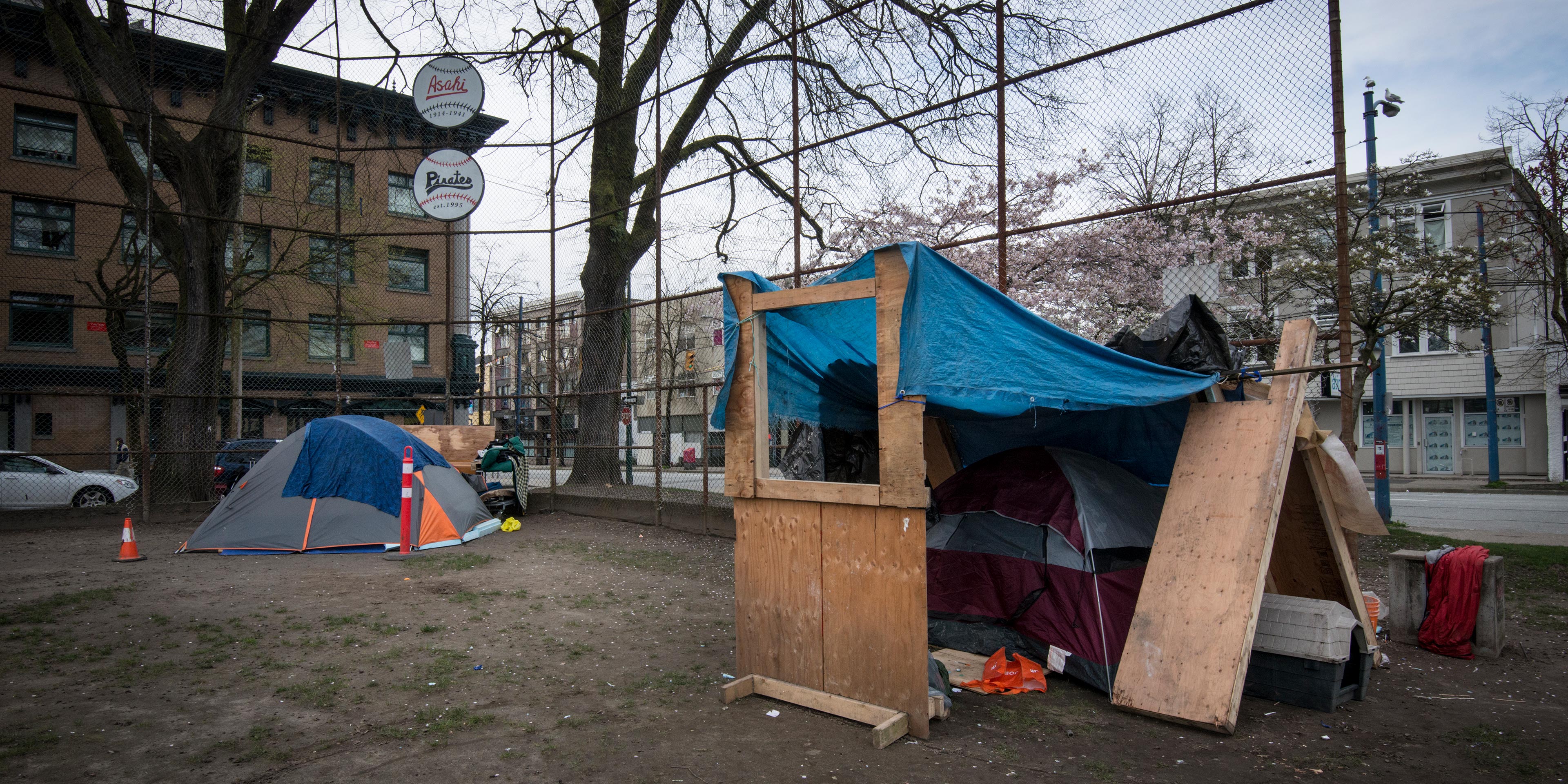 Kuvassa väliaikaiset rakennelmat kodittomille