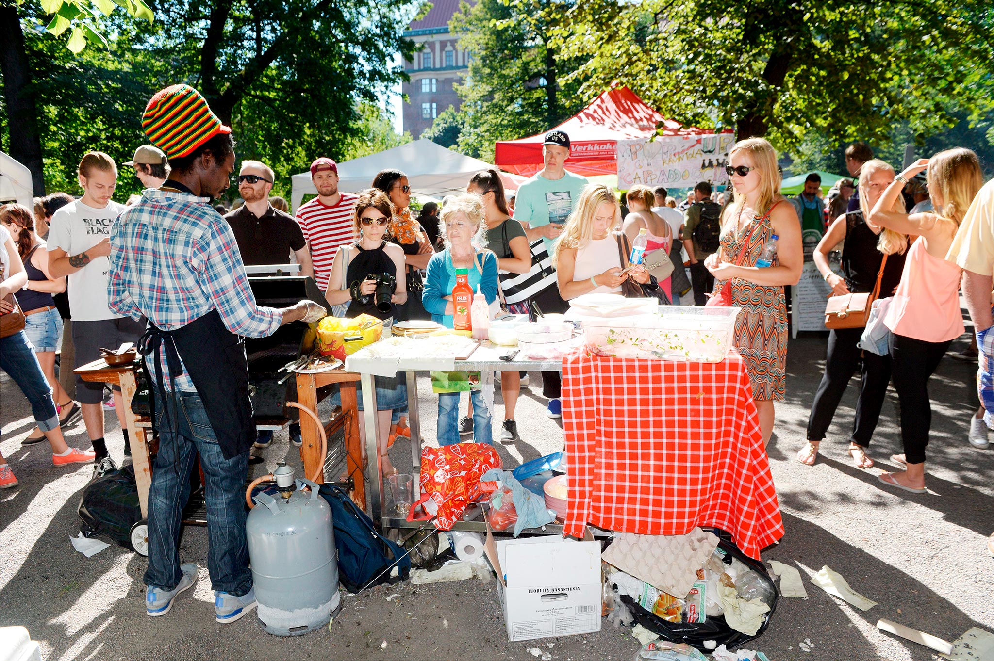 Kuvassa Ravintolapäivän viettoa Helsingin Vanhassa kirkkopuistossa.