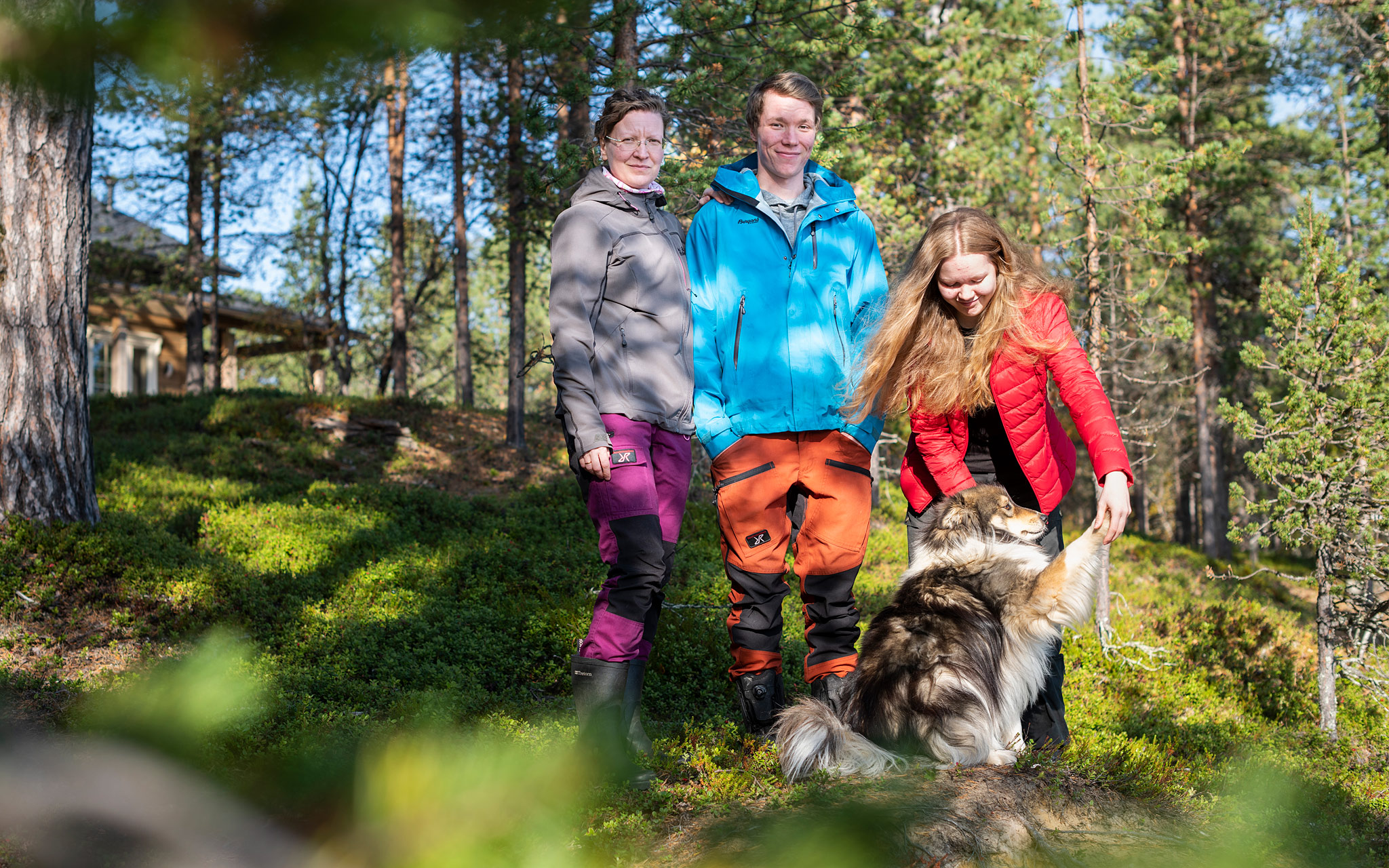 Jussa Seurujärvi, äiti Miina, sisar Maiju sekä kotikoira Uäbbi.