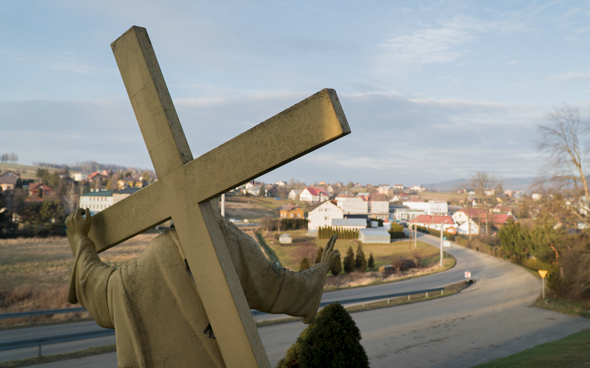 Jeesus-patsas katsoo kylään päin.